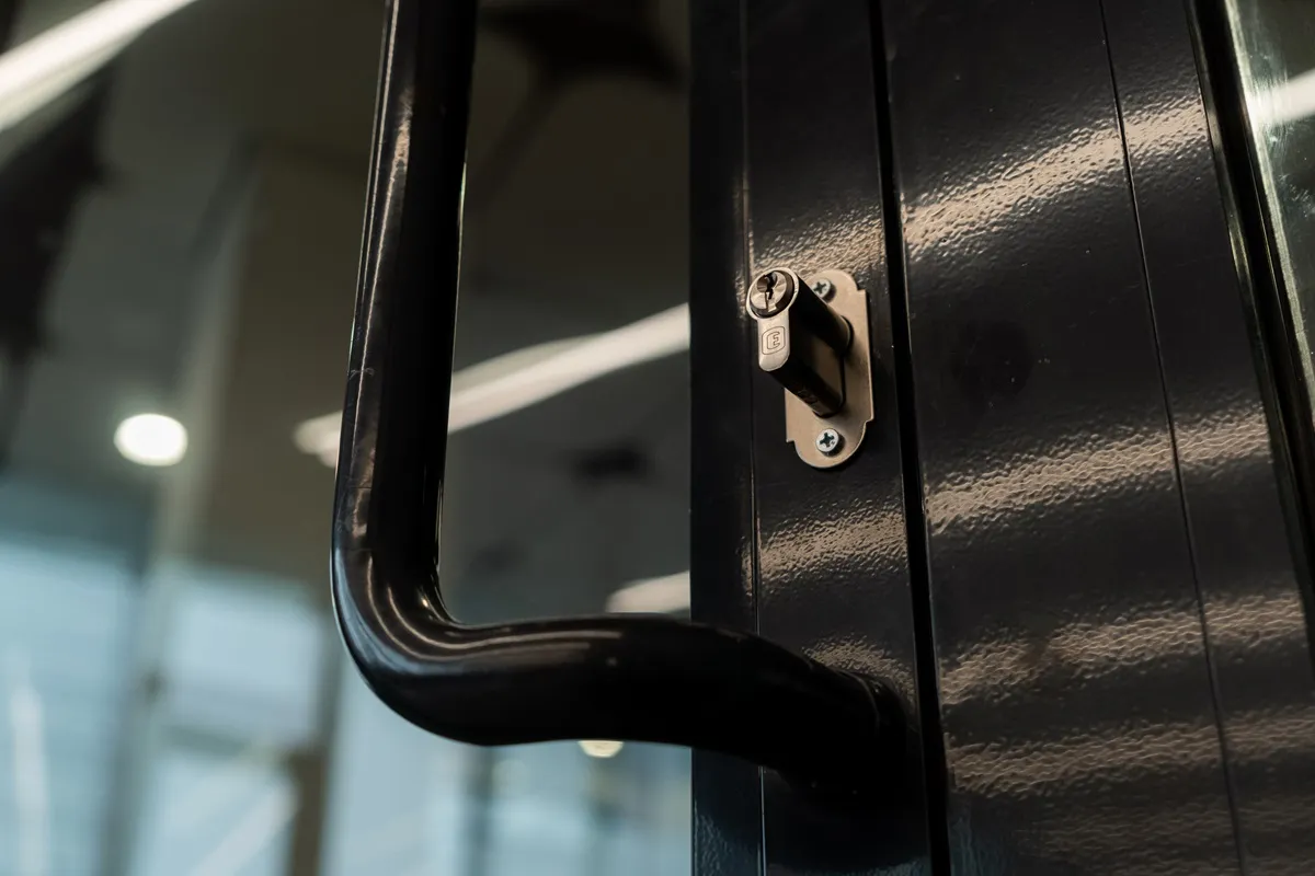 Противопожарные двери EIS: Защита от дыма и опасных газов