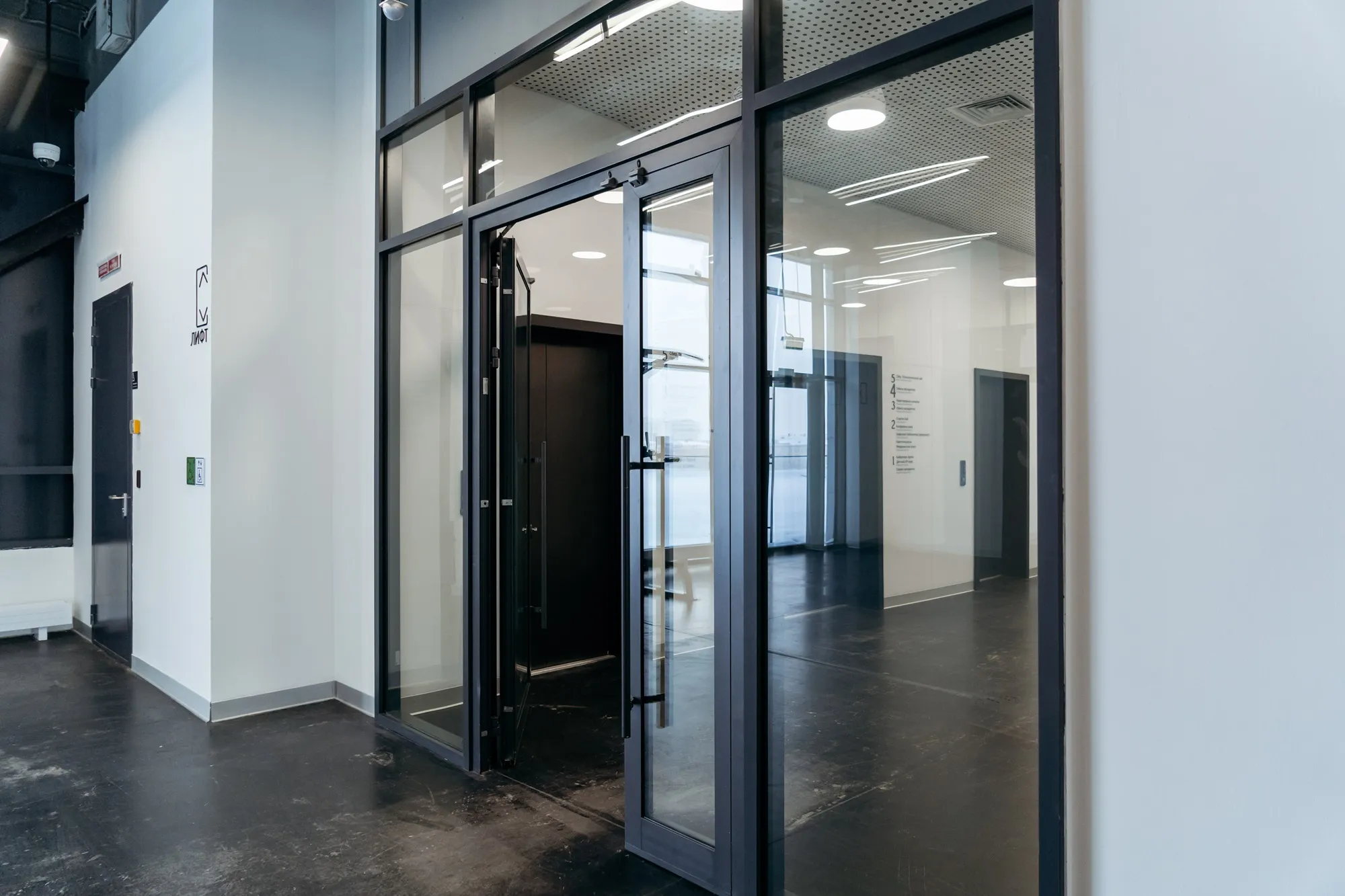 Противопожарные алюминиевые двери