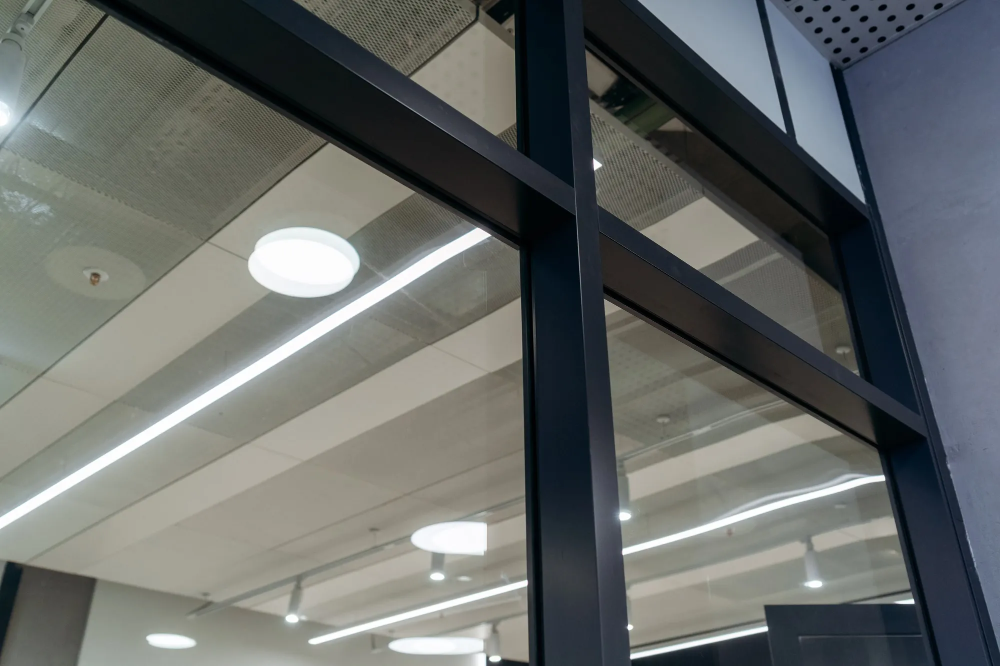 Противопожарные алюминиевые витражи